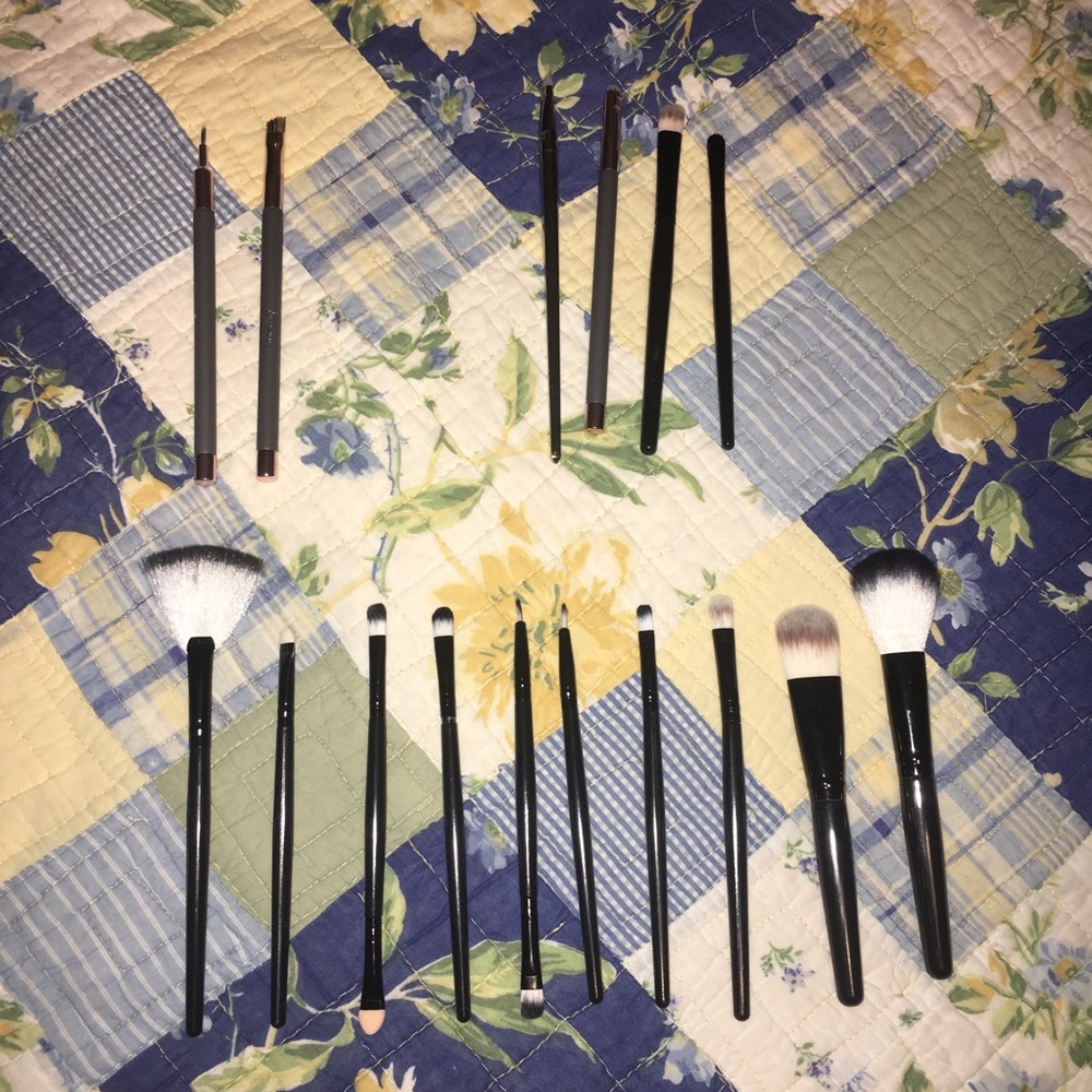 Set of 16 Makeup Brushes